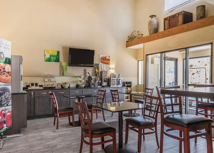 Quality Inn & Suites Pittsburgh Harmarville
